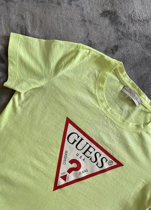 Футболка лимонного кислотного салатового цвета guess оригинал5 фото