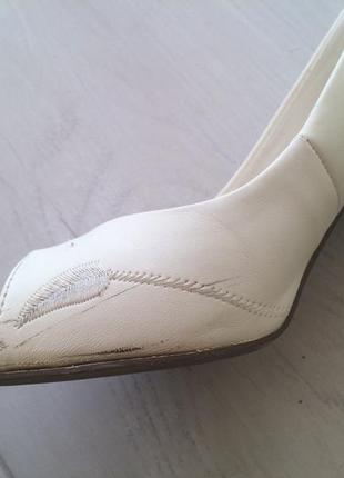 Белые туфли на удобном каблуке 39р.4 фото