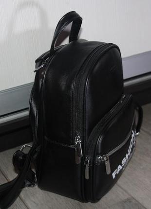 Красивий жіночий рюкзак можна носити як сумку.8 фото