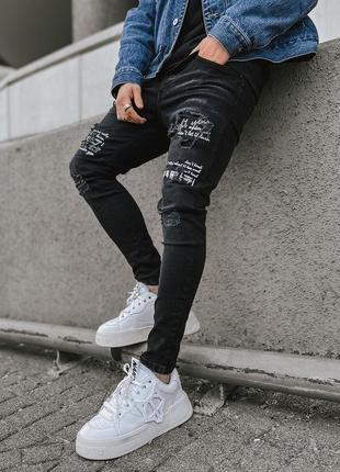 Зауженные стильные джинсы премиум качества с потертостями и надписями1 фото
