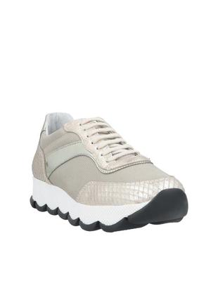 Красивые кроссовки итальянского бренда botticelli