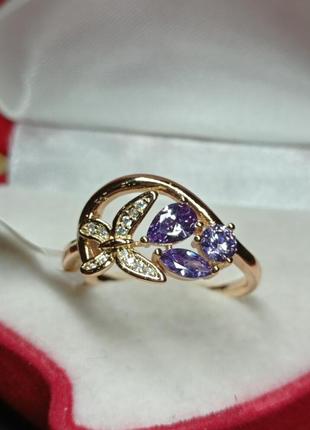 Волшебная позолоченная кольца с фиолетовыми фианитами и белыми цирконами 💜🤍 размер 18.