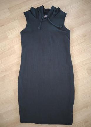 Платье черное спортивное, с капюшоном, р.м