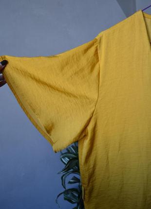 Горчичная приятная удлиненная блуза fiorella rubino6 фото