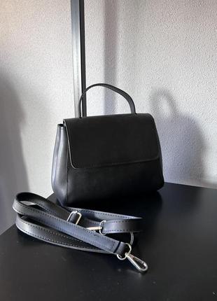 Чорна сумочка+довгий регульований ремінець.