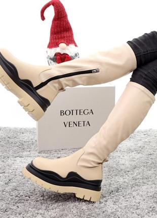 Зимові жіночі  шкіряні  високі чоботи bottega venetta biege (бежеві черевики боттега на  флісі)6 фото