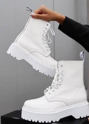 Женские кожаные ботинки dr martens jadon triple white (доктор мартинс жадон белые демисезонные)1 фото