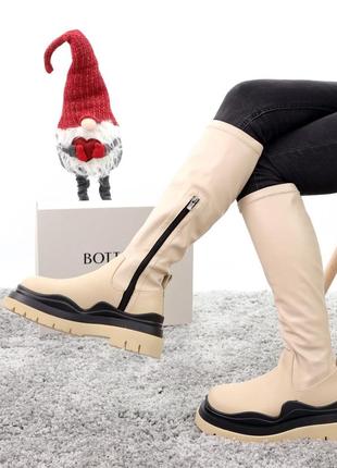 Зимові жіночі  шкіряні  високі чоботи bottega venetta biege (бежеві черевики боттега на хутрі з флісом)1 фото
