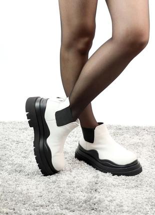 Зимові жіночі шкіряні челсі bottega venetta white ( білі низькі черевики боттега на флісі без шнурків)