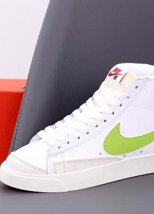 Жіночі високі кросівки nike blazer white ( високі білі кеди найк блейзер з різними значками)