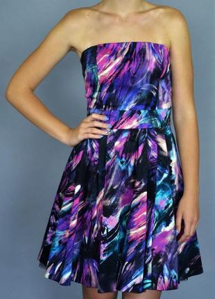 Короткое платье с открытым верхом.