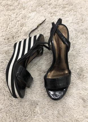 Босоніжки на танкетці