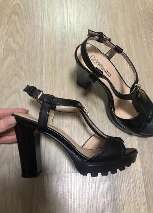 Босоніжки туфлі шкіряні