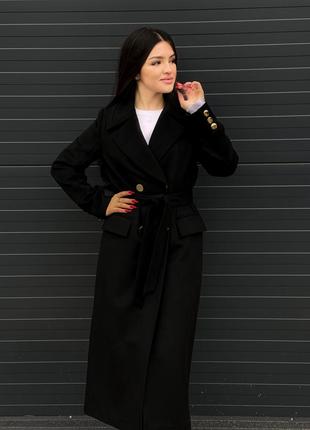 Классическое двубортное пальто с золотыми пуговицами