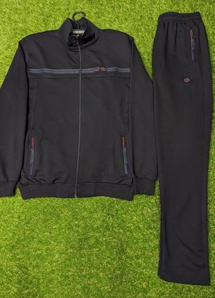 Чоловічий спортивний костюм