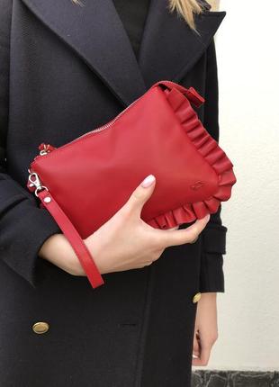 Красная сумочка-клатч с рюшами по боку, carpisa