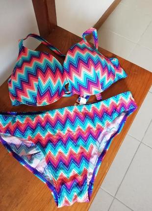 Яскравий якісний купальник 42размера