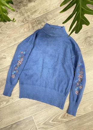 М’якесенький светр з вишивкою на рукавах