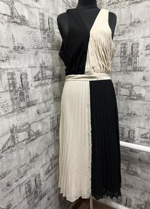 Білий з чорним сарафан на підкладці сукня дуже гарна та легенька