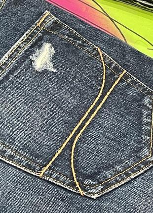 Плотные джинсы с фабричным потертостями10 фото