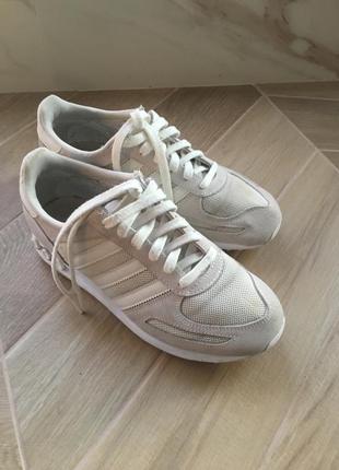 Білі кросівки adidas