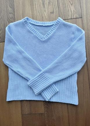 Небесно-блакитний светр з v-образним вирізом1 фото