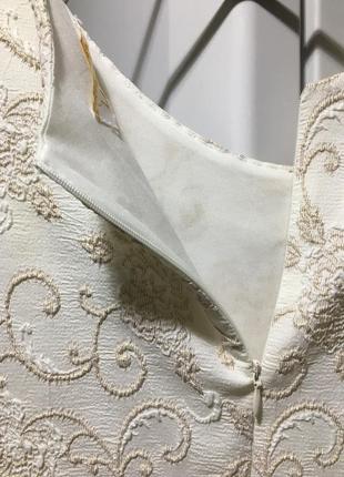 Платье карандаш по фигуре приталенное с коротким рукавом нарядное свадебное с вышивкой бусинами жемчугом жемчужинами молочного кремового цвета7 фото