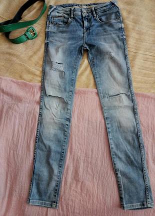 Крутые легкие джинсовые штаны с дырками1 фото