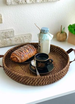 Плетеный круглый поднос