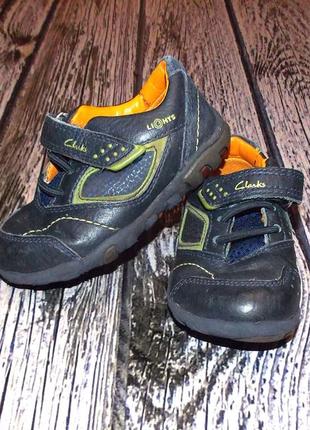 Кожаные кроссовки clarks с мигалками для мальчика, размер 4,5