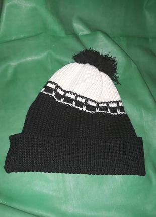 Шапка чёрно белая вязанная с бубоном на весну с узором