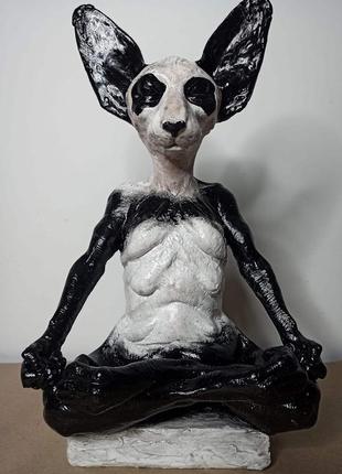 Фігурка кота в позі лотос.