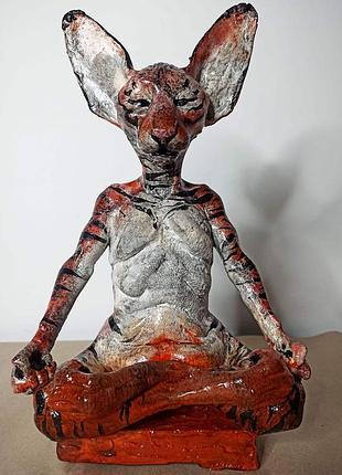 Фігурка кота в позі лотос.