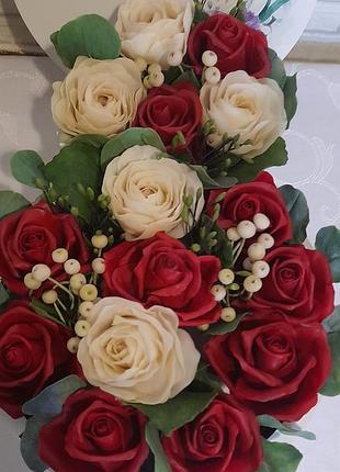 Шикарні троянди на 8-марту ручної роботи з холодної порцеляни