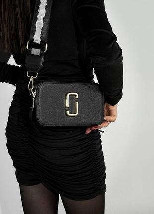 Женская брендовая сумка marc jacobs the snapshot. цвет черный с золотым лого. два отдела, широкий ремешок