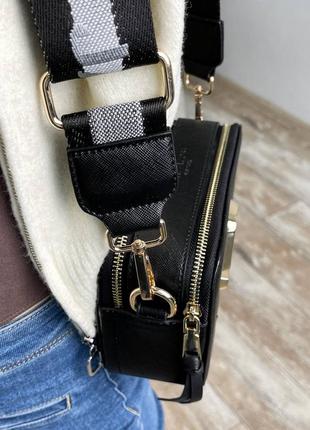 Женская брендовая сумка marc jacobs the snapshot. цвет черный с золотым лого. два отдела, широкий ремешок4 фото