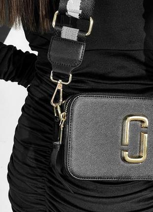 Женская брендовая сумка marc jacobs the snapshot. цвет черный с золотым лого. два отдела, широкий ремешок3 фото