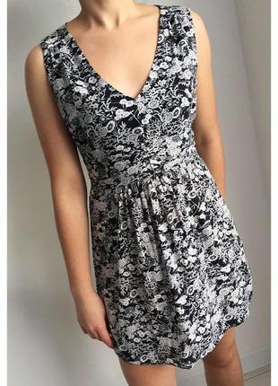 Платье цветочное, плаття, сукня чорна з білим, легкое летнее платье, платье с вырезом.