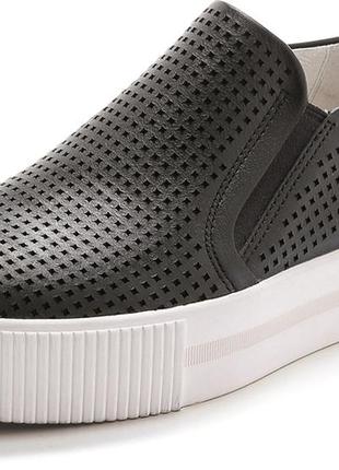 Зручні туфлі-сліпони чорного кольору в сіточку з контрастною високою білою підошвою.