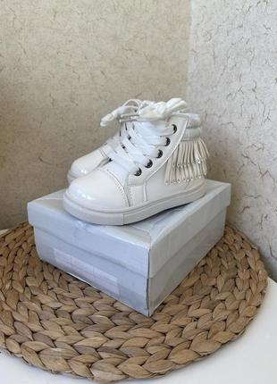 Білі лакові ботинки 25 26 розміру7 фото