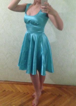 Атласное изумрудное платье