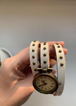 Женские наручные часы на кожаном ремне с заклепками2 фото