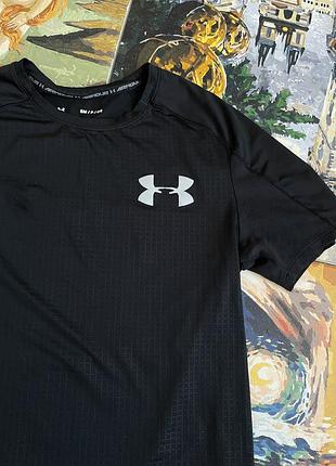 Чорна спортивна футболка under armour