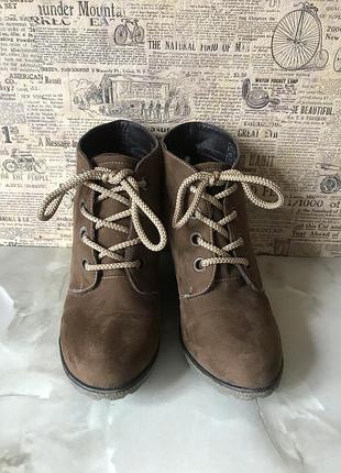 Ботильоны на танкетке бренда never 2 hot