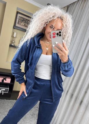 Костюм спортивный прогулочный велюровый