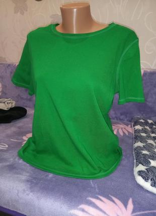 Женская футболка зелёного цвета  состояние новой вещи