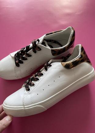 Гарні кросівки білі з лео вставки екошкіра  37