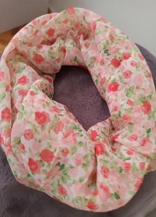 Шарф хомут жіночий з квітковим принтом.