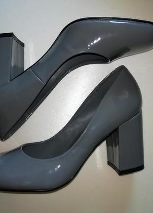 Елегантні лаковані туфлі на стійкому каблуці, англія2 фото