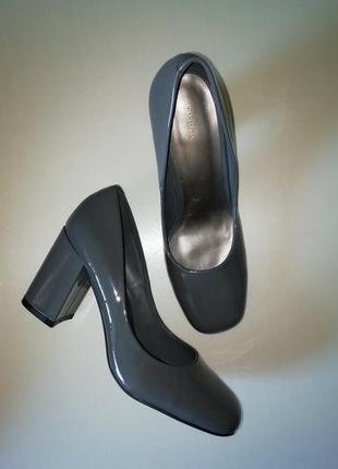 Елегантні лаковані туфлі на стійкому каблуці, англія7 фото